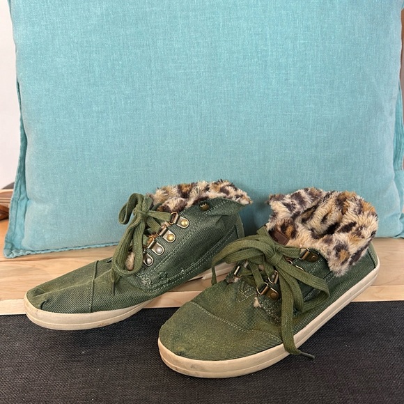TOMS Highland botas in Highland Green Leopard Fleece women’s size 8 - Picture 2 of 7